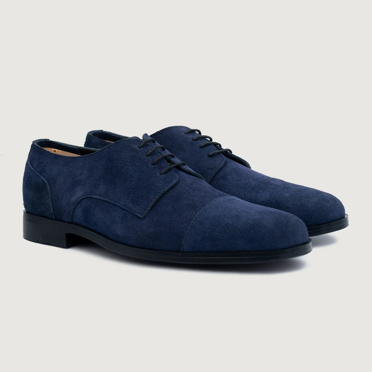 Attorney Derby Midnight Blå Suede Lædersko til Mænd For Men in Midnight Blue Goatskin Suede - Sidevisning | Køb online