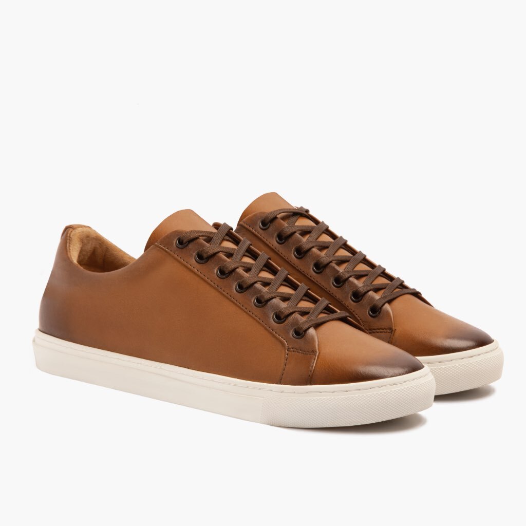 Premier Low Top Toffee Lædersneakers til Mænd For Men in Classic Full-Grain Leather - Sidevisning | Køb online