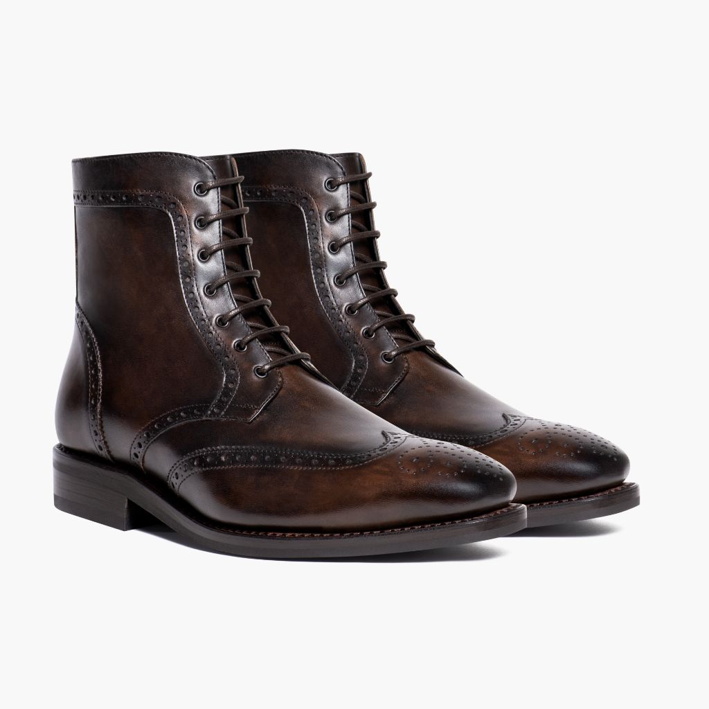 Wingtip Dark Oak Læderstøvler til Mænd For Men in Classic Full-Grain Leather - Sidevisning | Køb online