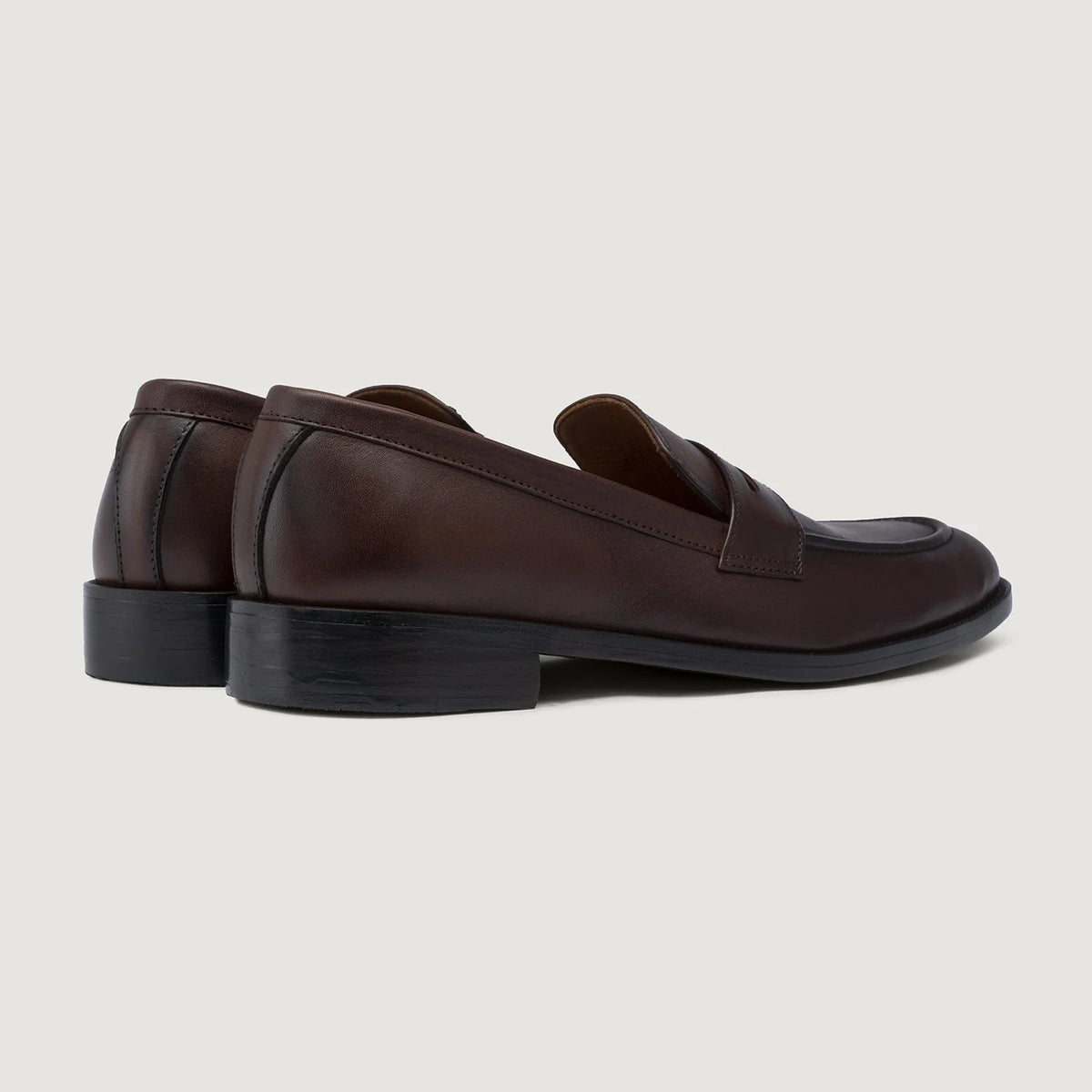 High-Traction Rubber Outsole & Lug Tread Pattern on Baxton Burnished Brun Læderloafers til Mænd For Men