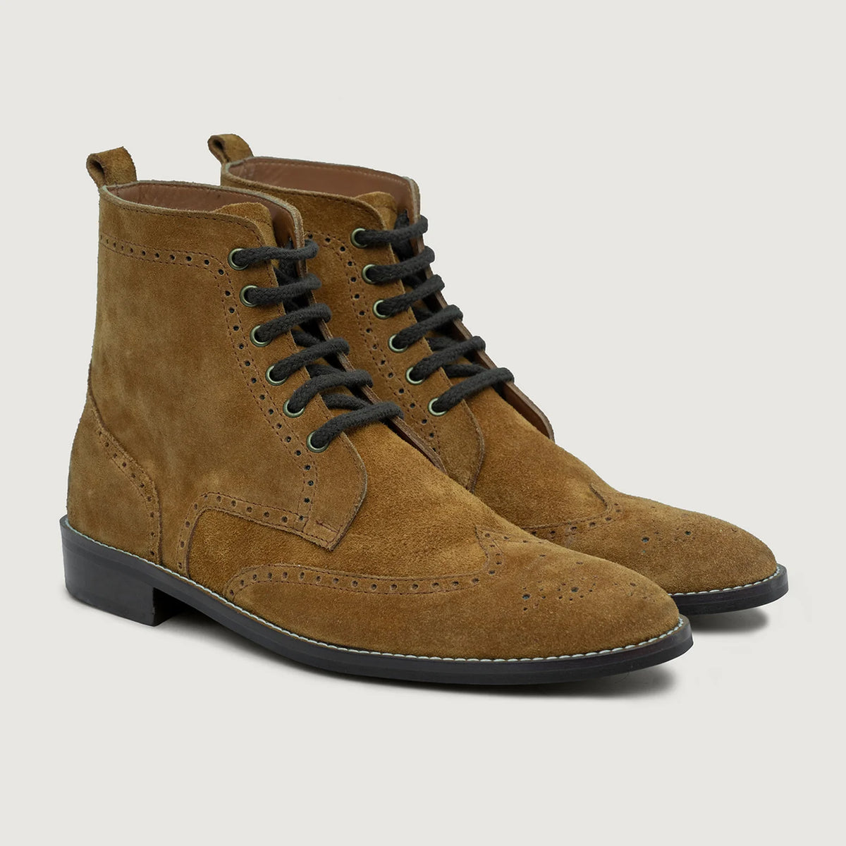 Duster Brogues Derby Brun Suede Læderstøvler - StudGuard til Mænd in Brown Goatskin Suede - Forfra med skræddersyet silhuet | Køb online