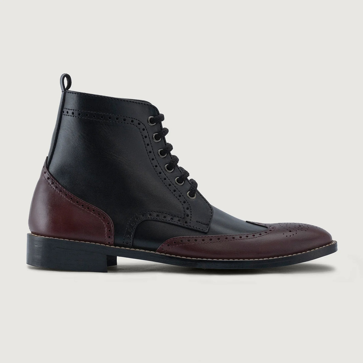 Black and Maroon Full-Grain Leather Trench Coat - Bagfra med tilpassede skuldre og ren kant