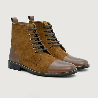Knight Derby Lysebrun & Brun Læderstøvler - StudGuard til Mænd in Brown Full-Grain Leather - Sidevisning | Køb online