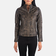 Close-Up Detail of Band &amp; Zipper Hardware on Women's Adalyn Quilted Distressed Brun Læder Bikerjakke til Kvinder