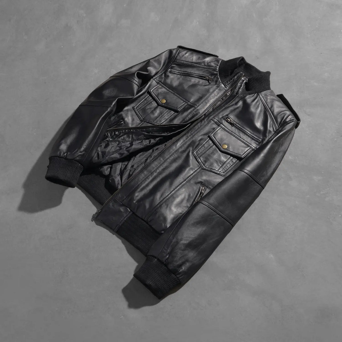 Styled Fit Perspective of Men's Agent Shadow Sort Læder Bomberjakke til Mænd on Model - Natural Daylight Drape