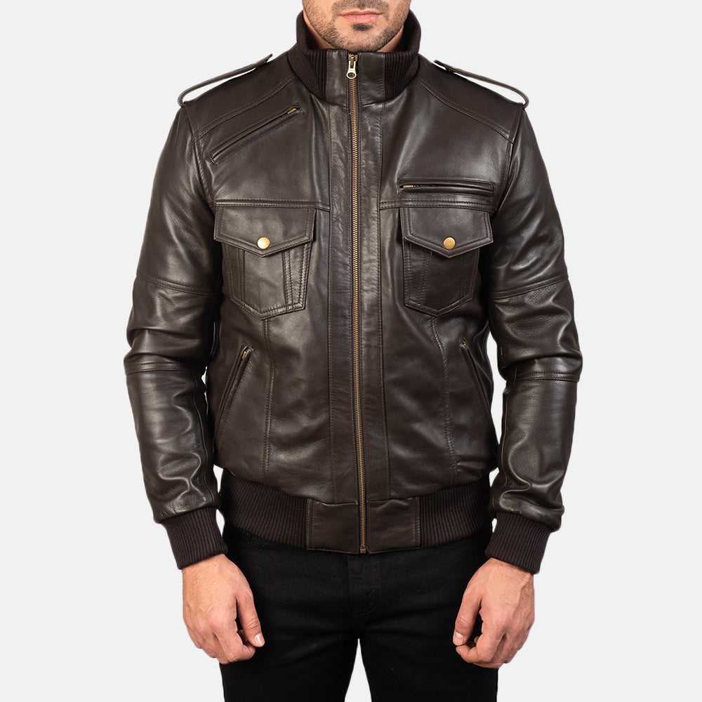 Close-Up Detail of High neck &amp; Zipper Hardware on Men's Agent Shadow Brun Læder Bomberjakke til Mænd