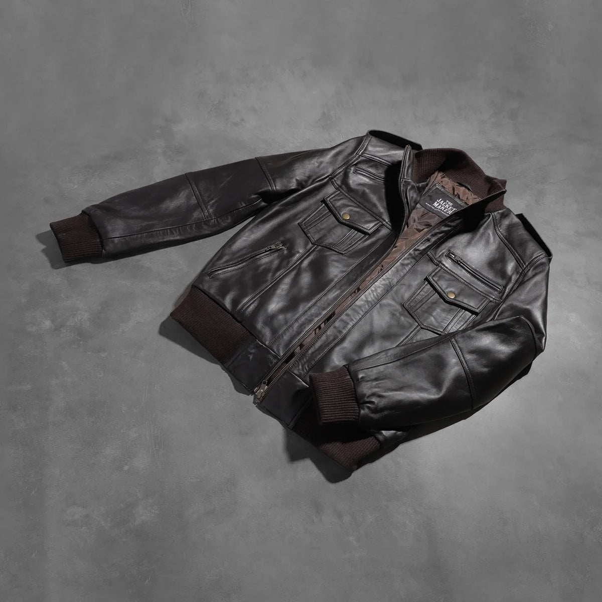 Styled Fit Perspective of Men's Agent Shadow Brun Læder Bomberjakke til Mænd on Model - Natural Daylight Drape