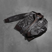 Styled Fit Perspective of Men's Agent Shadow Brun Læder Bomberjakke til Mænd on Model - Natural Daylight Drape