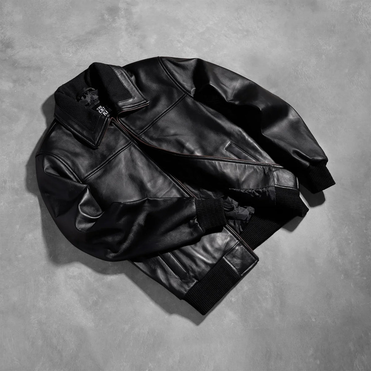 Styled Fit Perspective of Men's Air Rolf Sort Læder Bomberjakke til Mænd on Model - Natural Daylight Drape