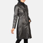 Close-Up Detail of Notch &amp; Buttons Hardware on Women's Alexis Sort Single Breasted Leather Coat til Kvinder