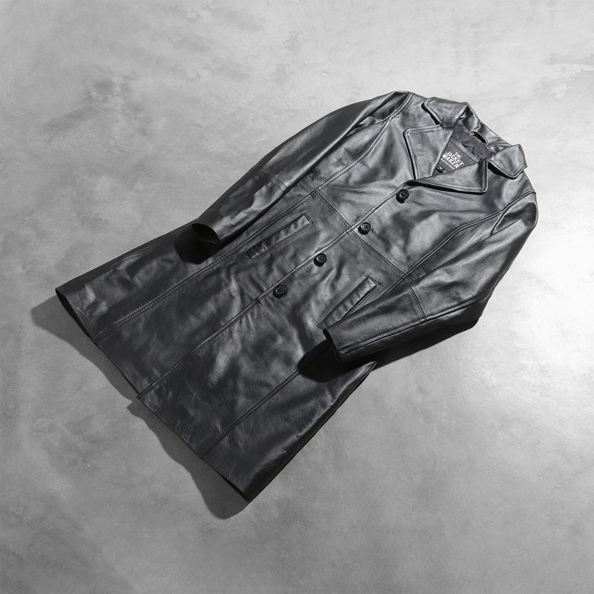 Styled Fit Perspective of Women's Alexis Sort Single Breasted Leather Coat til Kvinder on Model - Natural Daylight Drape
