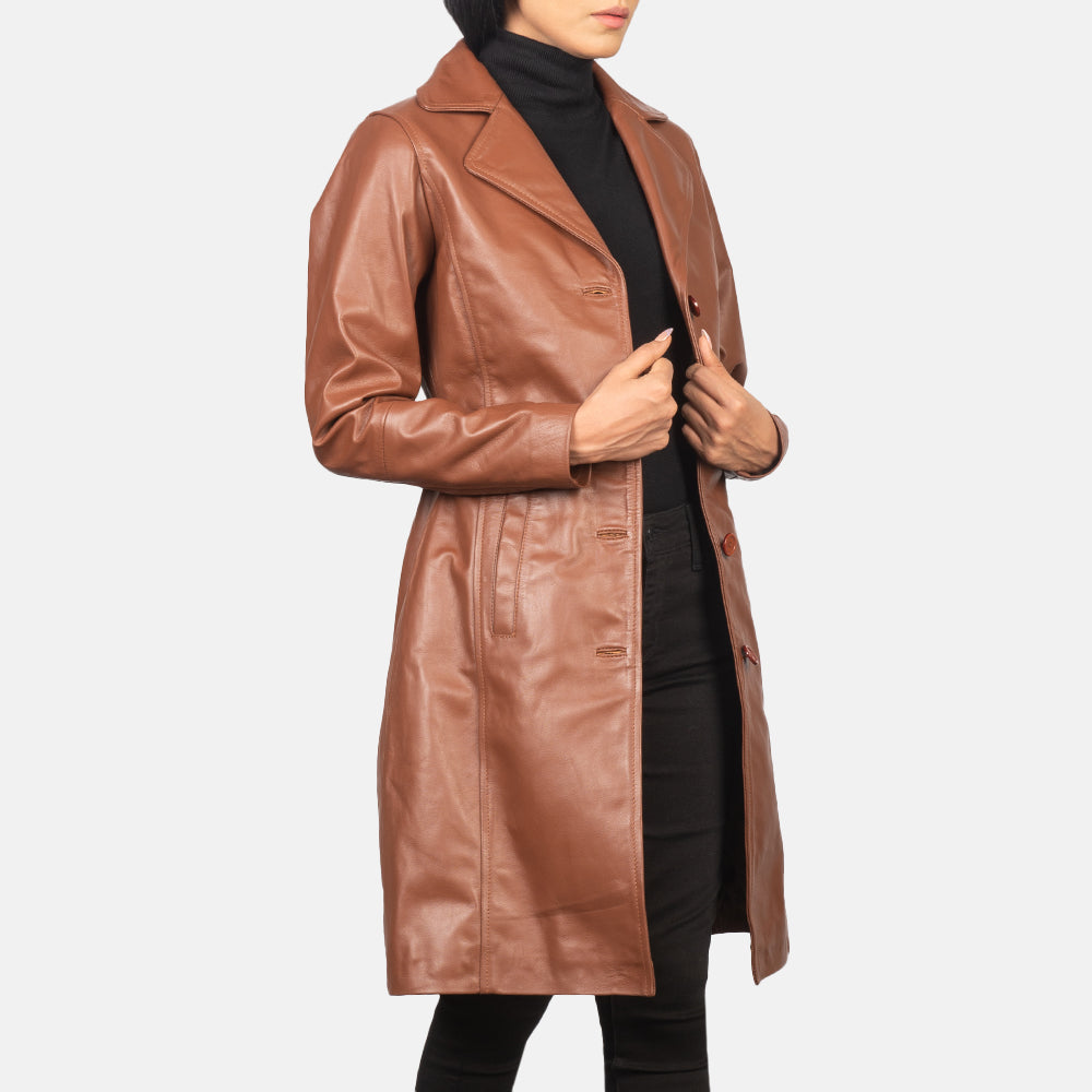 Close-Up Detail of Notch &amp; Buttons Hardware on Women's Alexis Brun Single Breasted Leather Coat til Kvinder