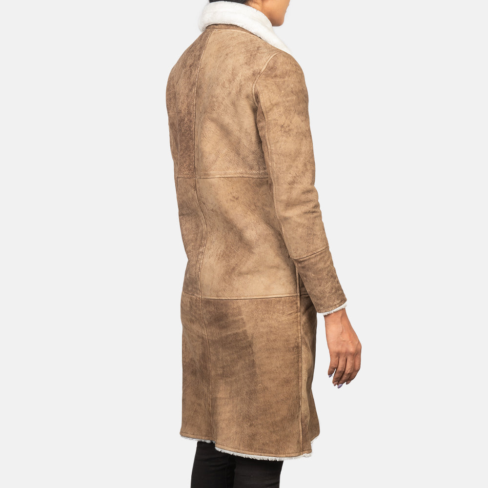 Close-Up Detail of Buckled Collar &amp; Button Hardware on Women's Alina Shearling Brun Leather Coat til Kvinder