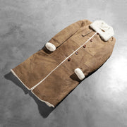 Styled Fit Perspective of Women's Alina Shearling Brun Leather Coat til Kvinder on Model - Natural Daylight Drape
