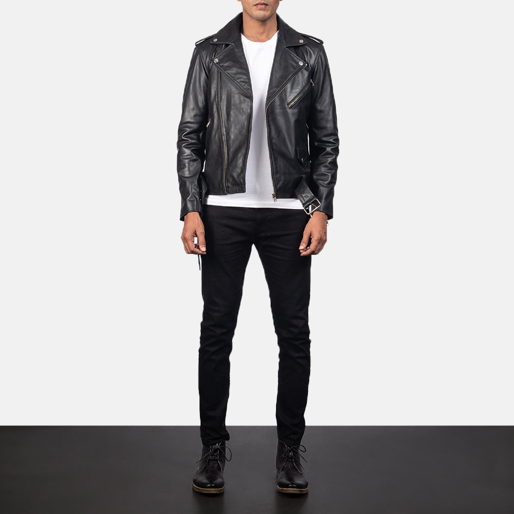 
Allaric Alley Black Leather Biker Jacket - Sideprofil med ergonomisk ærmesnit