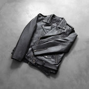 
På model:  Allaric Alley Black Leather Biker Jacket på model med naturligt fald i dagslys