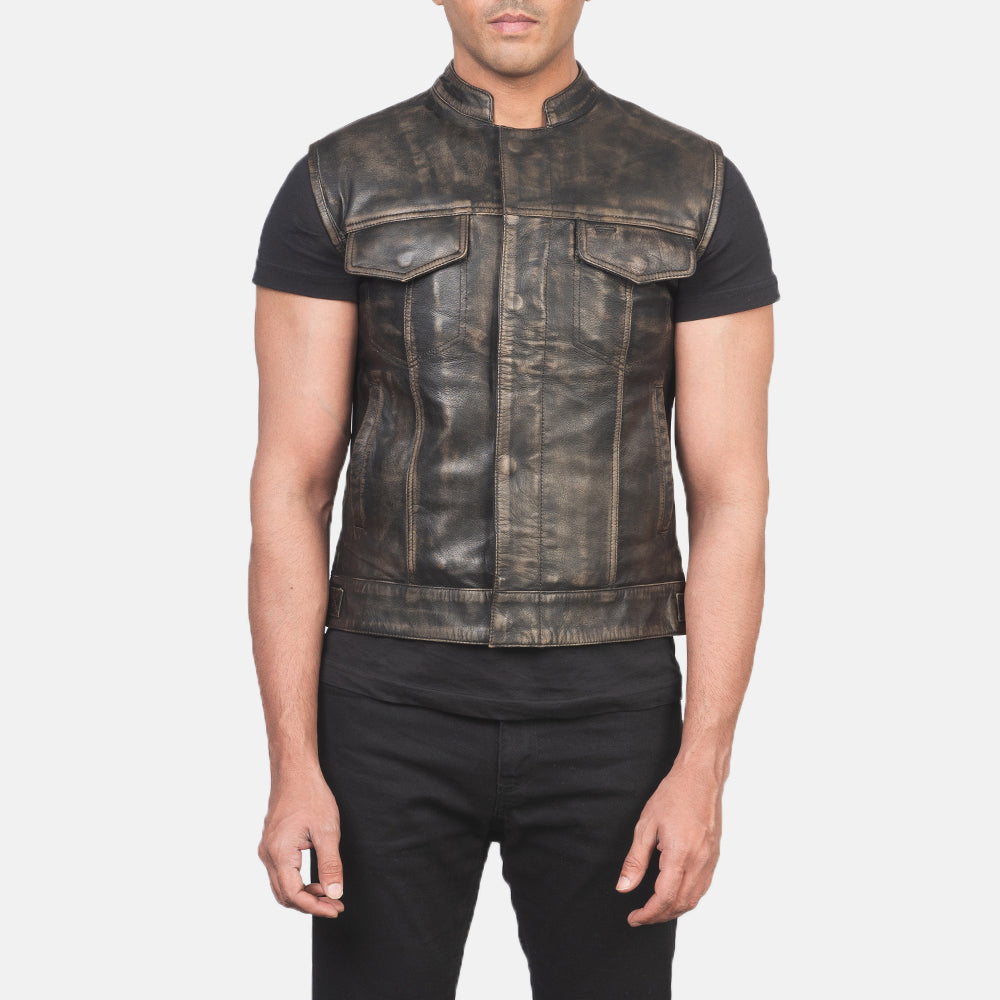 
Nærbillede of Band & Zipper with Button Flap Hardware on Atlas Moto Distressed Brun Lædervest til Mænd