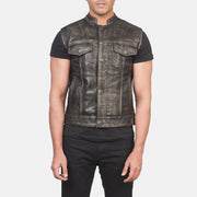 
Nærbillede of Band & Zipper with Button Flap Hardware on Atlas Moto Distressed Brun Lædervest til Mænd
