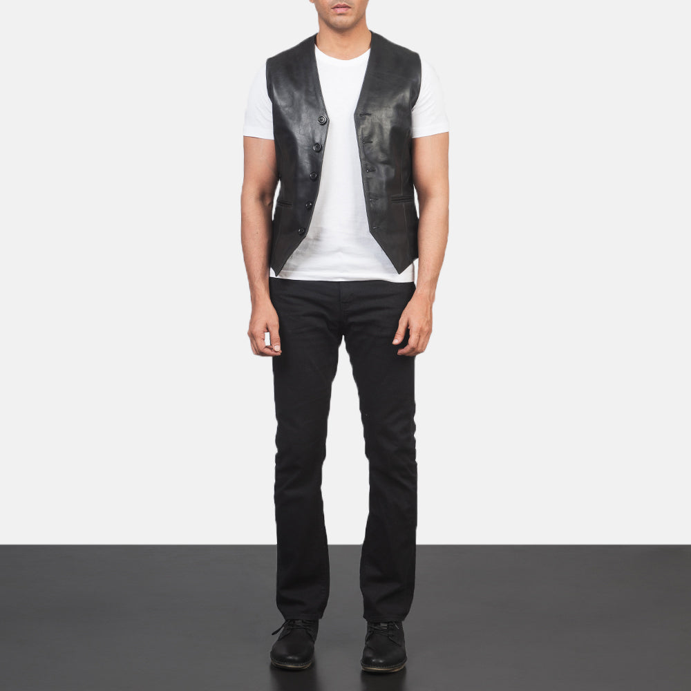 Men's Auden Sort Leather Vest til Mænd - Lateral Side Profile View Showing Sleeve Cut &amp; Athletic Taper Fit