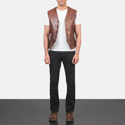 Men's Auden Brun Leather Vest til Mænd - Lateral Side Profile View Showing Sleeve Cut &amp; Athletic Taper Fit