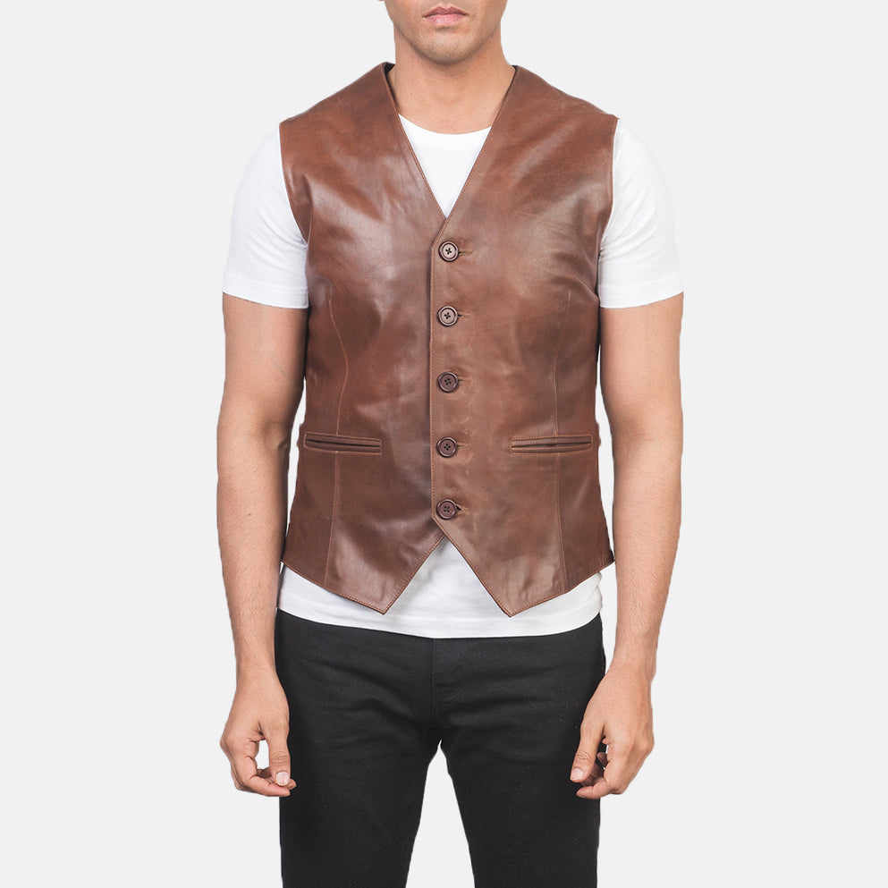 Close-Up Detail of Classic Collar &amp; 5 Button Hardware on Men's Auden Brun Leather Vest til Mænd