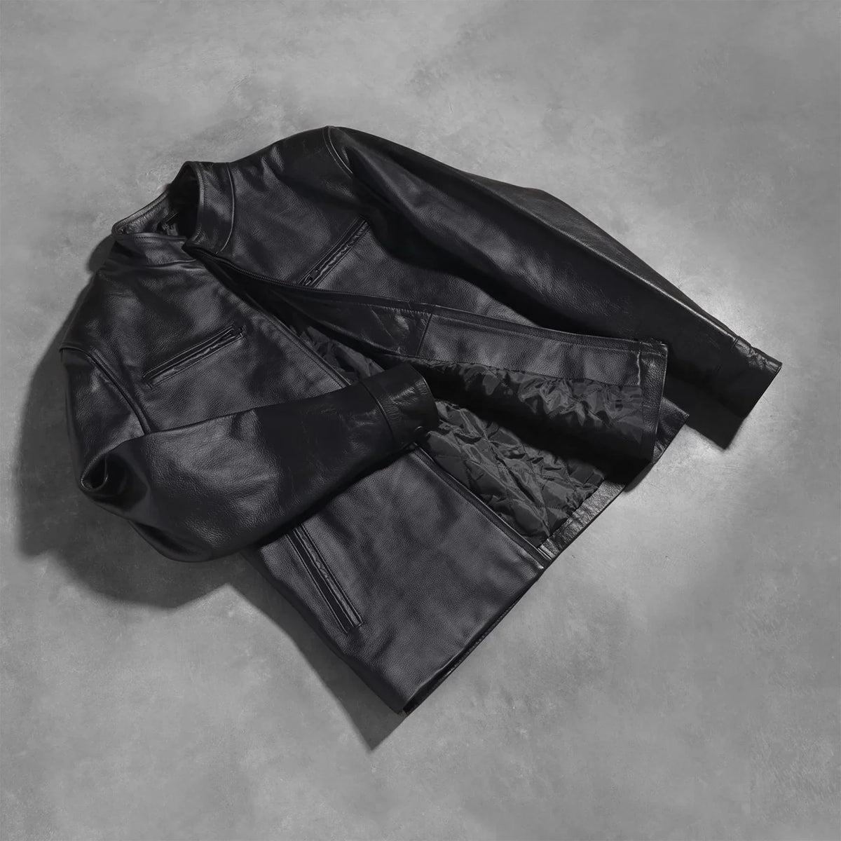 
På model:  Austere Matte Sort Bikerjakke i Læder til Mænd på model med naturligt fald i dagslys