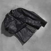 
På model:  Austere Matte Sort Bikerjakke i Læder til Mænd på model med naturligt fald i dagslys