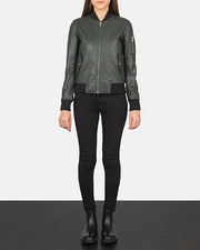 
Ava Ma-1 Green Leather Bomber Jacket - Sideprofil med ergonomisk ærmesnit