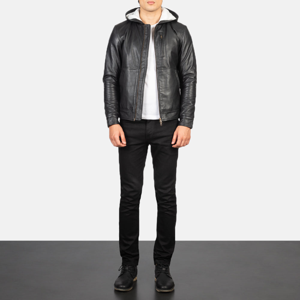 
Baston Black Hooded Leather Bomber Jacket - Sideprofil med ergonomisk ærmesnit