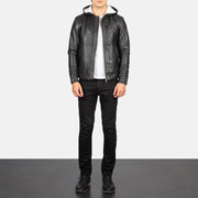 
Baston Black Hooded Leather Bomber Jacket - Sideprofil med ergonomisk ærmesnit