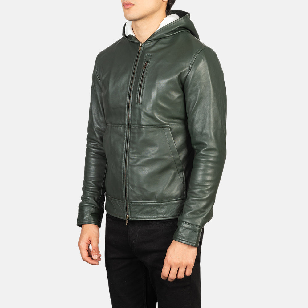 
På model:  Baston Black Hooded Leather Bomber Jacket på model med naturligt fald i dagslys