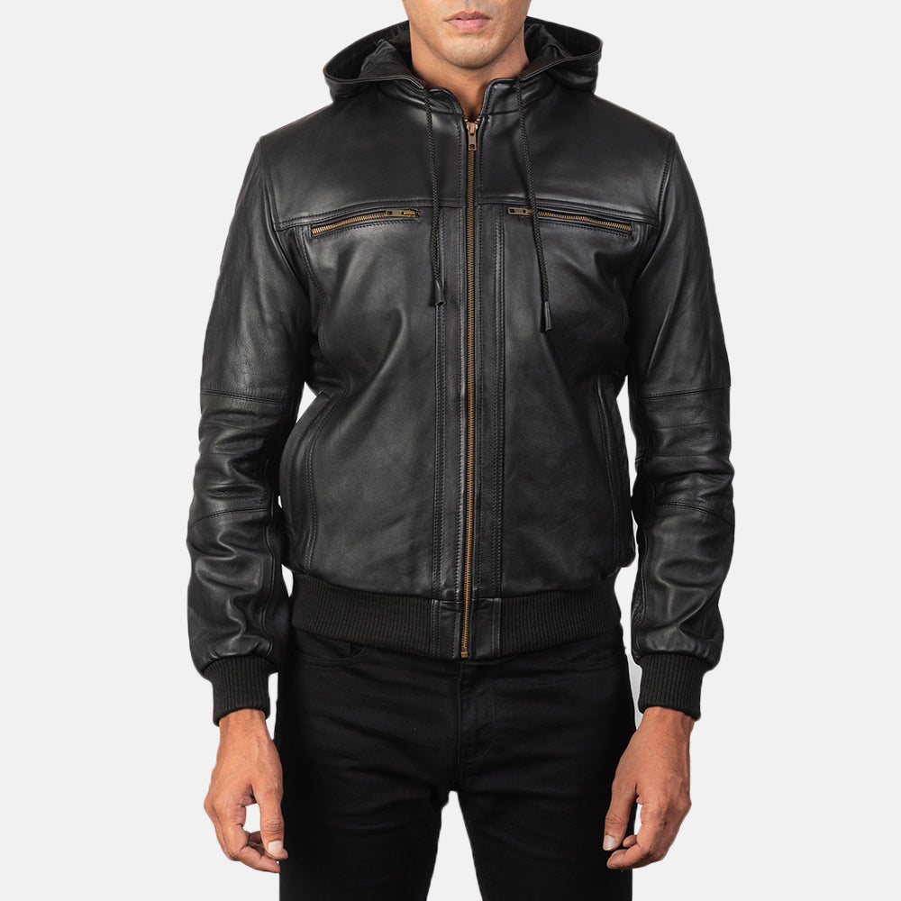 
Bouncer Biz Black Leather Hooded Bomber Jacket - Sideprofil med ergonomisk ærmesnit
