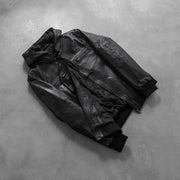 
På model:  Bouncer Biz Black Leather Hooded Bomber Jacket på model med naturligt fald i dagslys