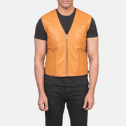 Close-Up Detail of Classic Collar &amp; Zipper Hardware on Men's Brandon Lys brun Brun Leather Vest til Mænd