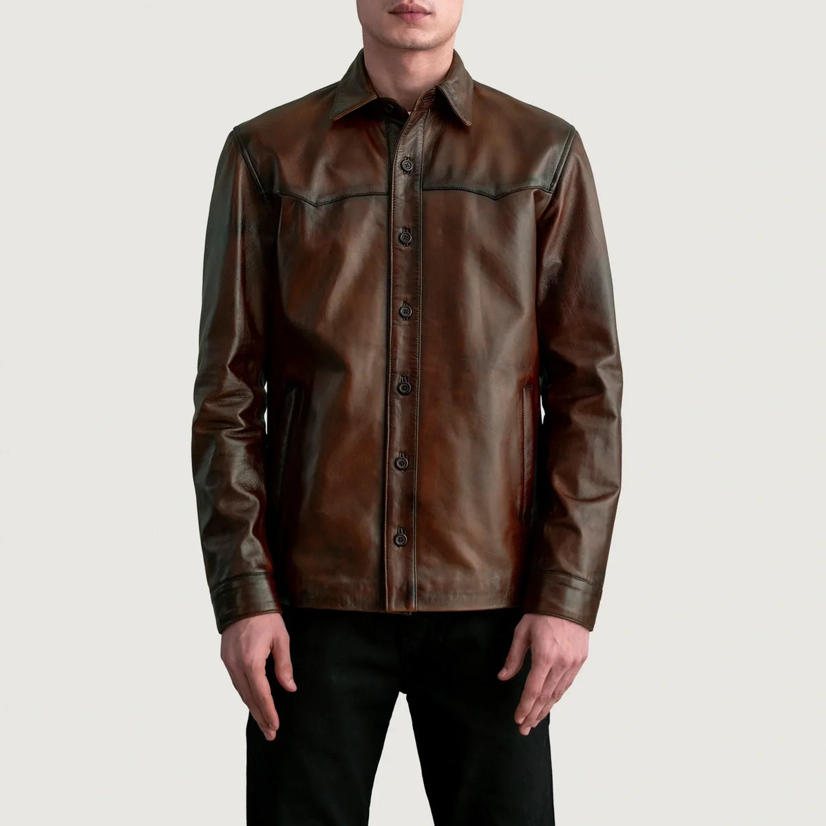 Bronco Distressed Brun Leather Shirt til Mænd - Lateral Side Profile View Showing Sleeve Cut &amp; Athletic Taper Fit