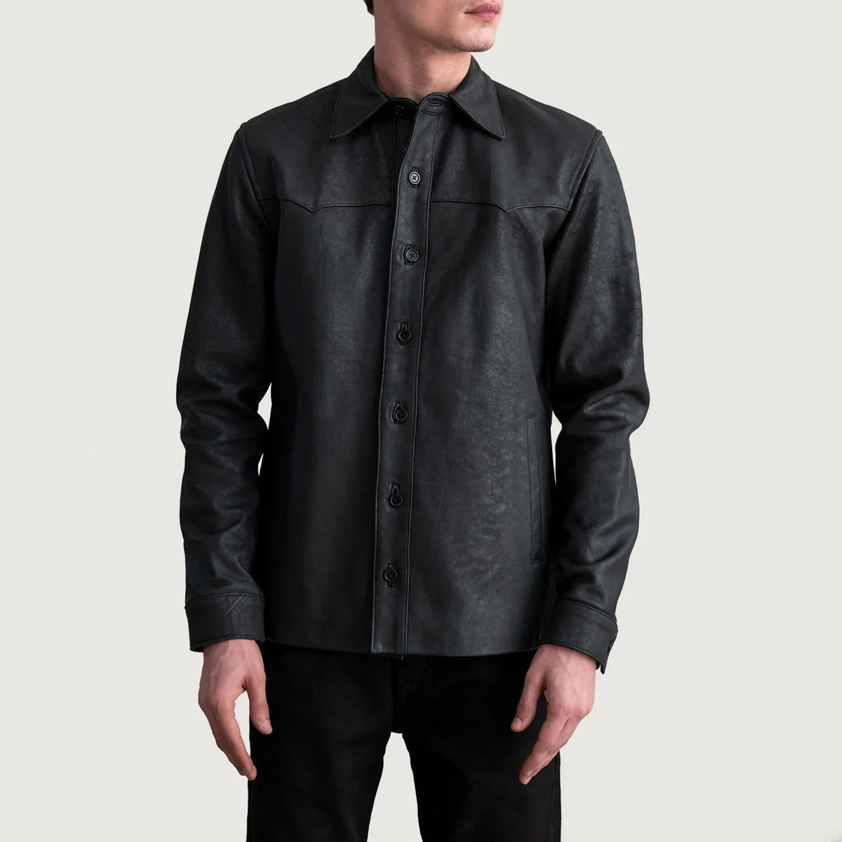 Bronco Tumbled Sort Leather Shirt til Mænd - Lateral Side Profile View Showing Sleeve Cut &amp; Athletic Taper Fit