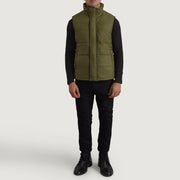 Bryan Green Puffer Vest til Mænd - Lateral Side Profile View Showing Sleeve Cut &amp; Athletic Taper Fit
