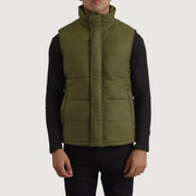 Close-Up Detail of Classic Collar &amp; Zipper With Placket Hardware on Bryan Green Puffer Vest til Mænd