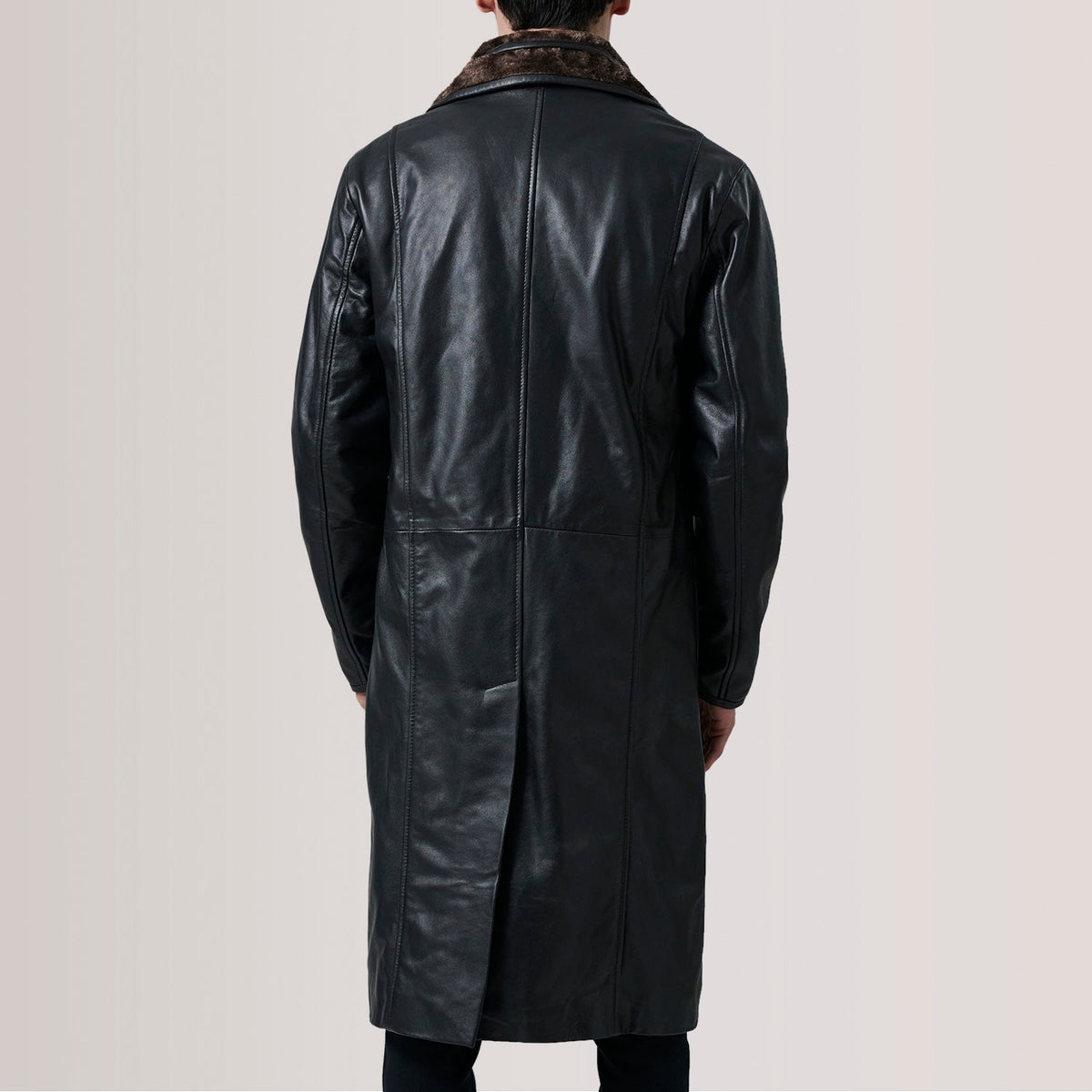 Close-Up Detail of Notch &amp; Button Hardware on Cai Sort Leather Shearling Coat til Mænd For Men