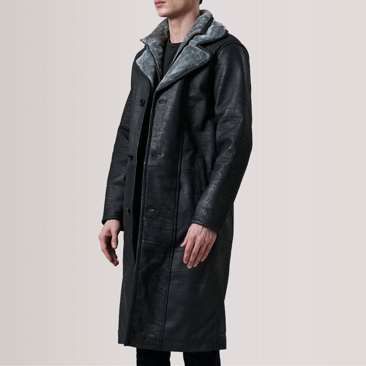 Cai Distressed Sort Leather Shearling Coat til Mænd For Men - Lateral Side Profile View Showing Sleeve Cut &amp; Athletic Taper Fit