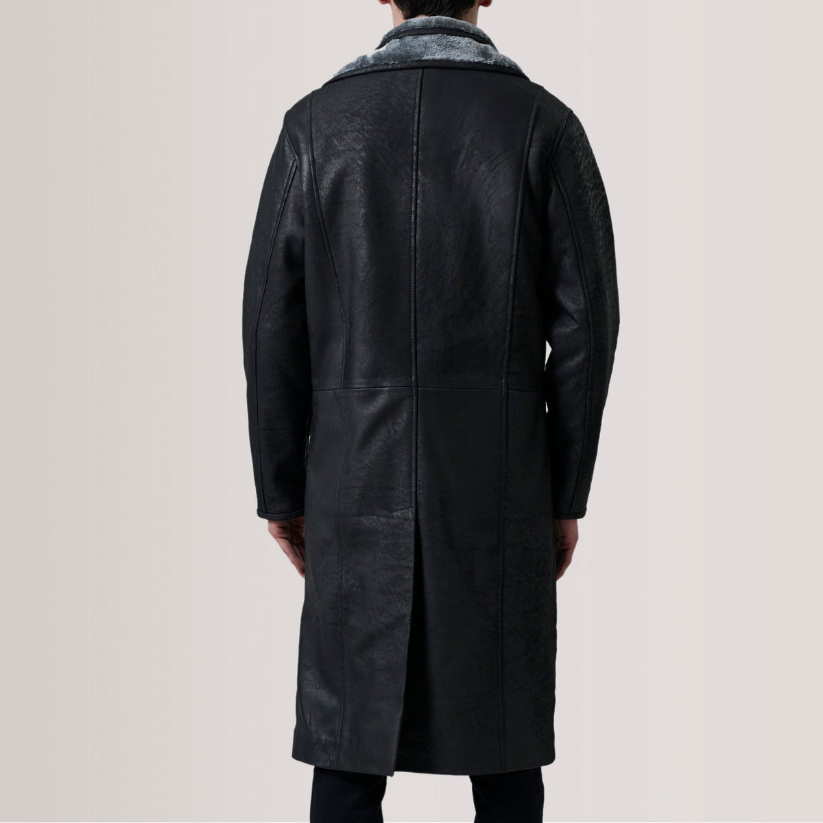 Close-Up Detail of Notch &amp; Button Hardware on Cai Distressed Sort Leather Shearling Coat til Mænd For Men