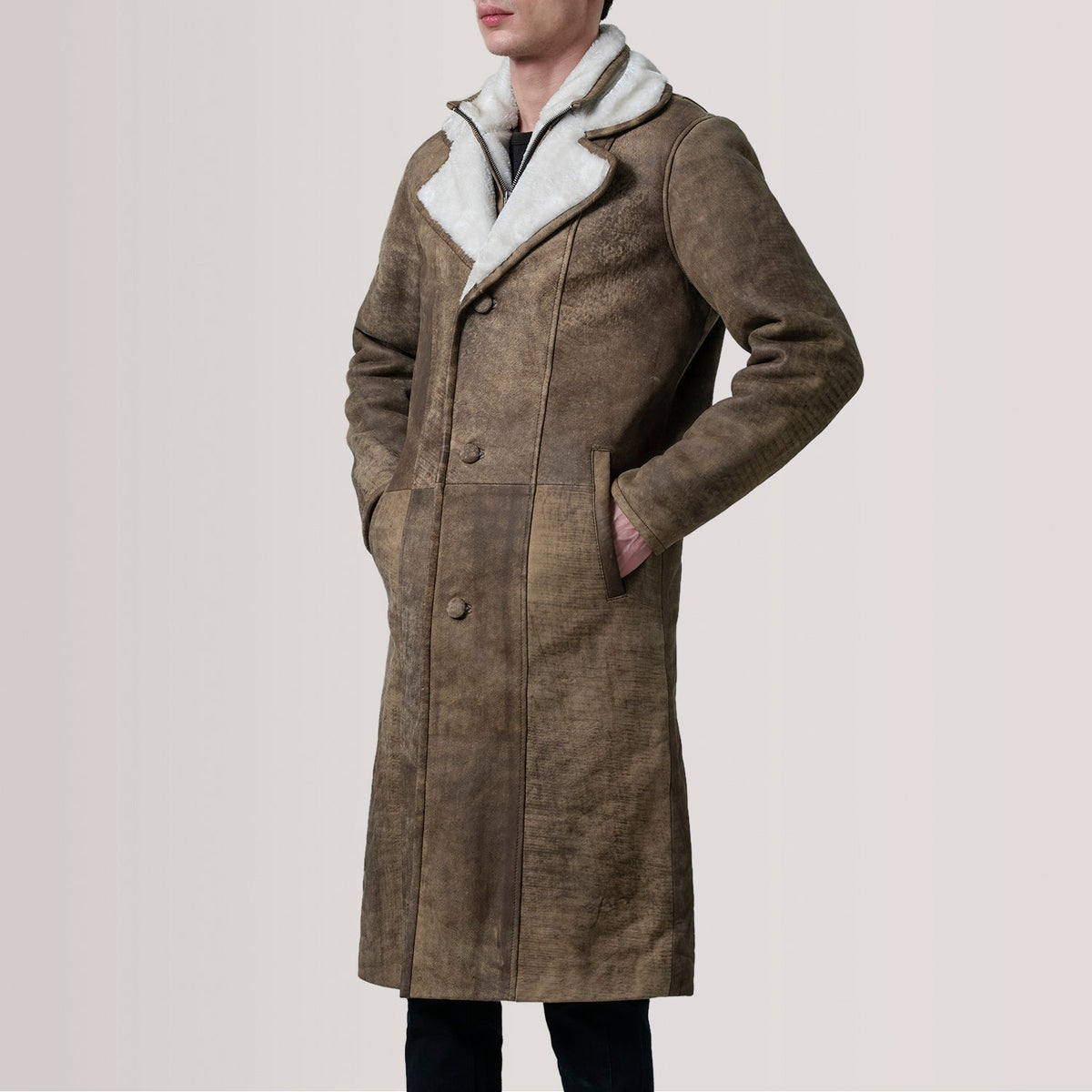 
Cai Distressed Brun Leather Shearling Læderfrakke til Mænd For Men - Sideprofil med ergonomisk ærmesnit
