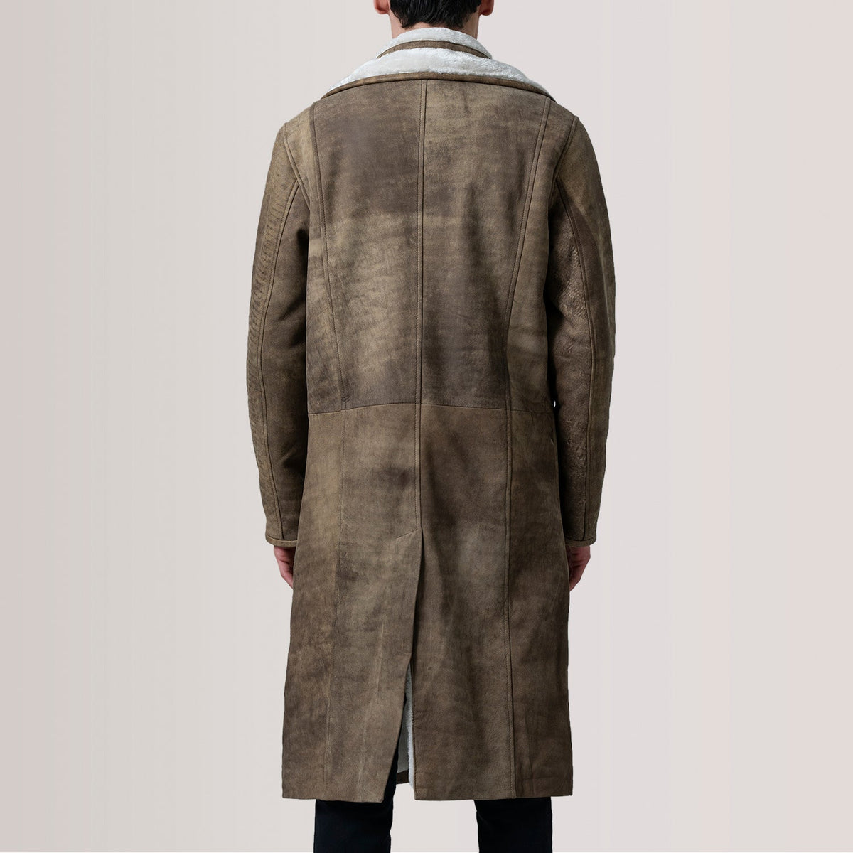Nærbillede of Notch & Button Hardware on Cai Distressed Brown Leather Shearling Coat For Men