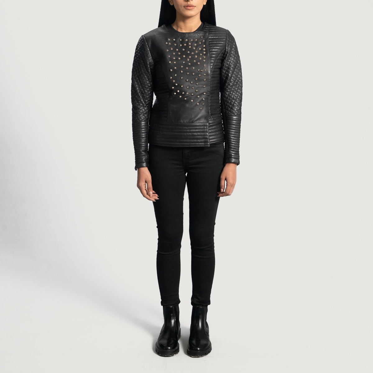 Close-Up Detail of Classic Collar &amp; Snap Button Hardware on Women's Celeste Studded Sort Læderjakke til Kvinder