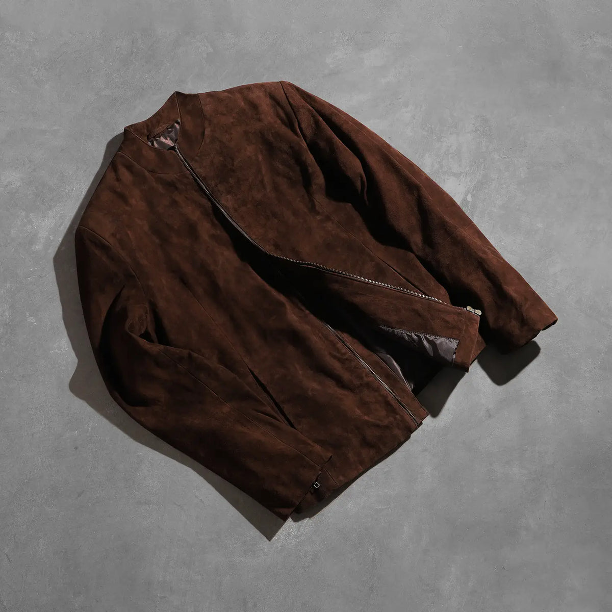 
Håndværksmæssig kantdetalje på Charcoal Mocha Suede Bikerjakke i Læder til Mænd