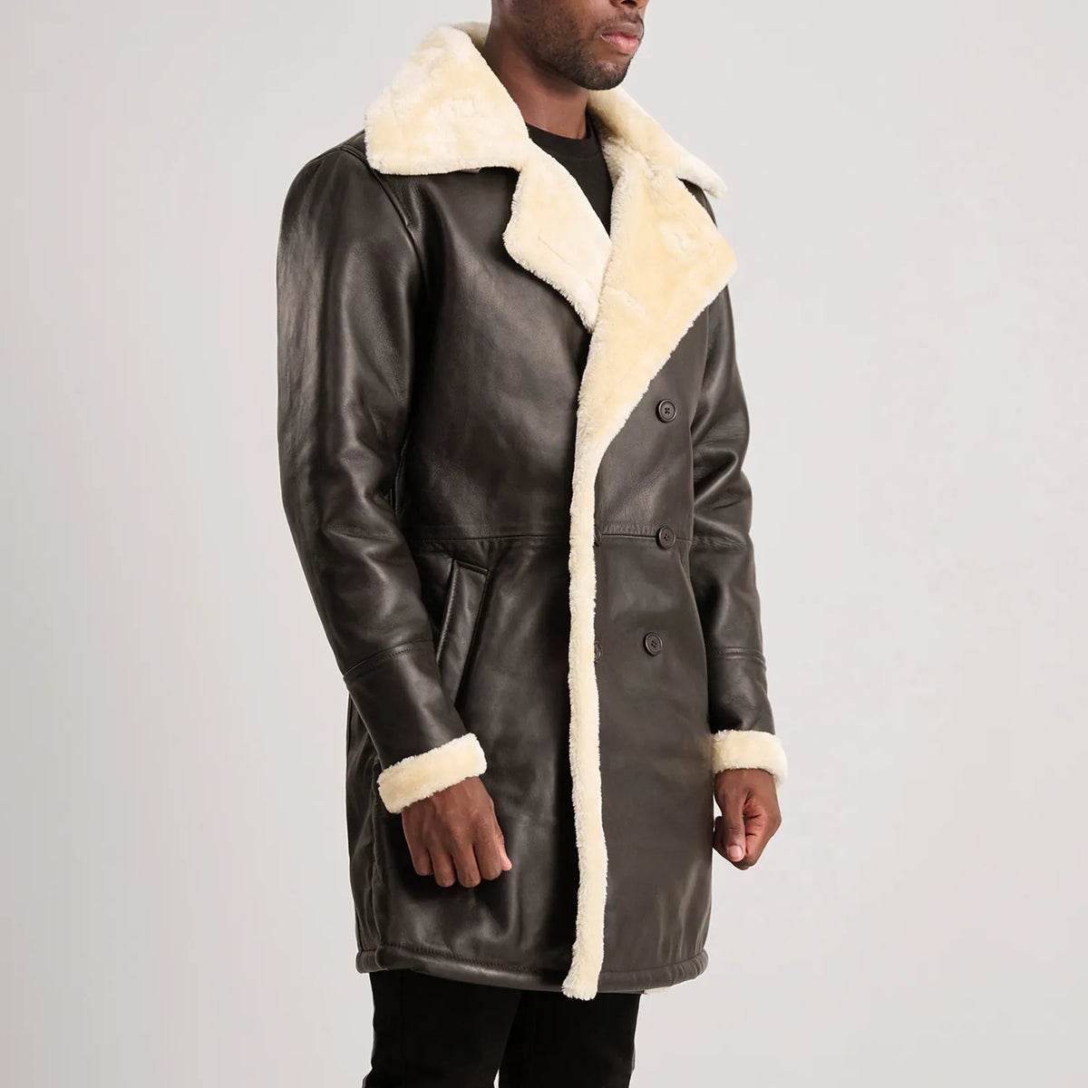 
På model:  Charles Brown Suede Leather Shearling Double-Breasted Coat på model med naturligt fald i dagslys