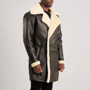 
På model:  Charles Brown Suede Leather Shearling Double-Breasted Coat på model med naturligt fald i dagslys