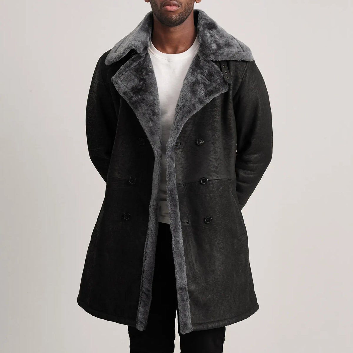 
Charles Brown Suede Leather Shearling Double-Breasted Coat in Brown Goatskin Suede - Forfra med skræddersyet silhuet | Køb online