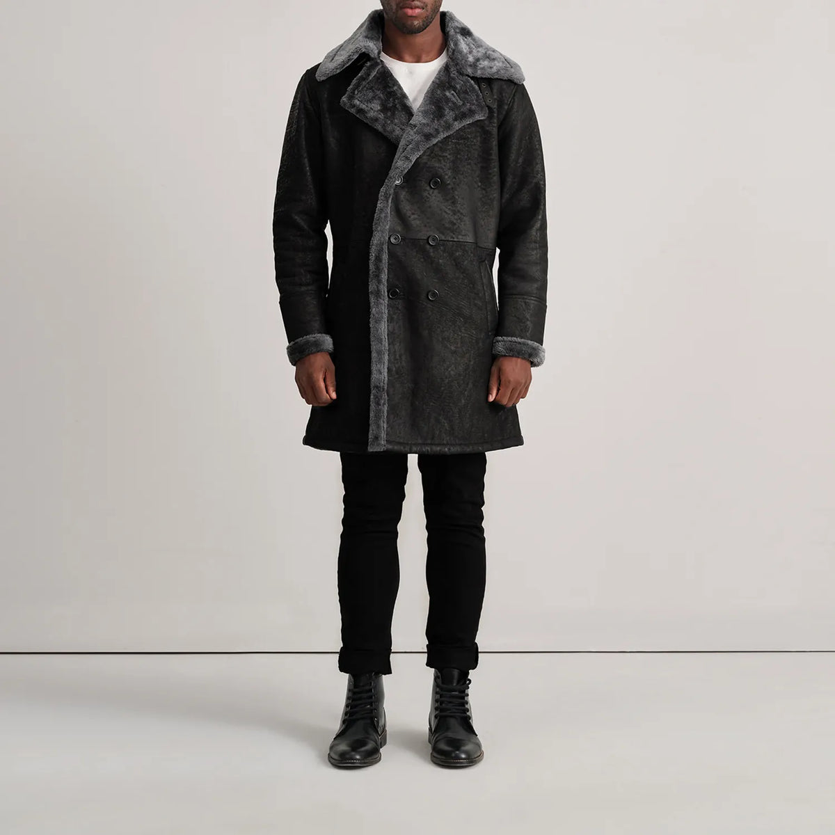 
Charles Brown Suede Leather Shearling Double-Breasted Coat - Sideprofil med ergonomisk ærmesnit