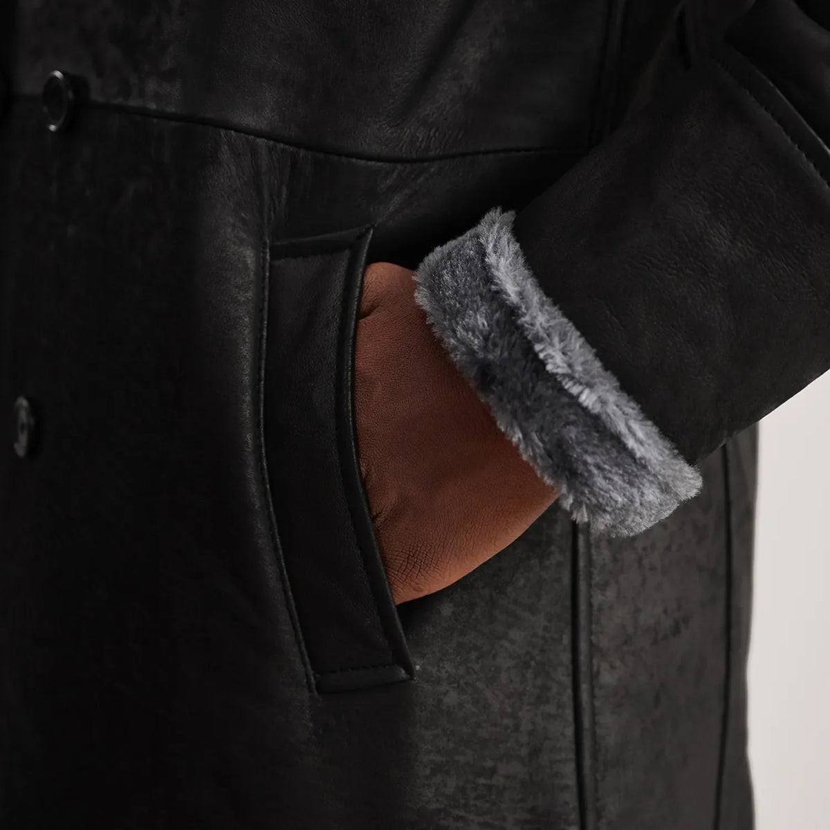 
Indvendig visning Showing Fully Faux Fur-Lined & To funktionelle inderlommer